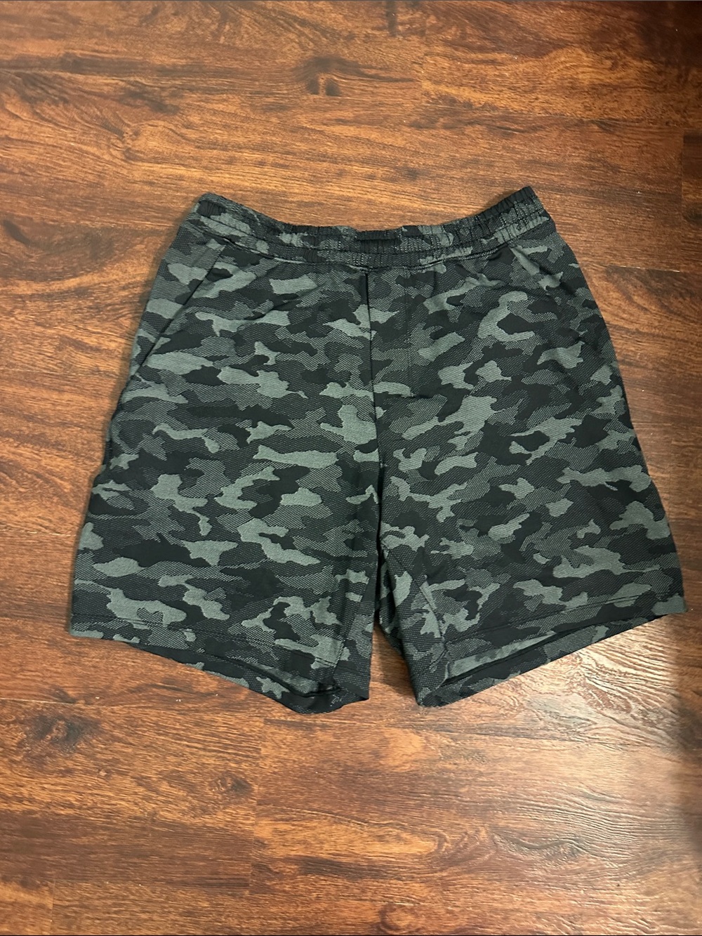 lululemon athletica Men's Black & Dark Gray Camo Athletic Shorts 7” size medium